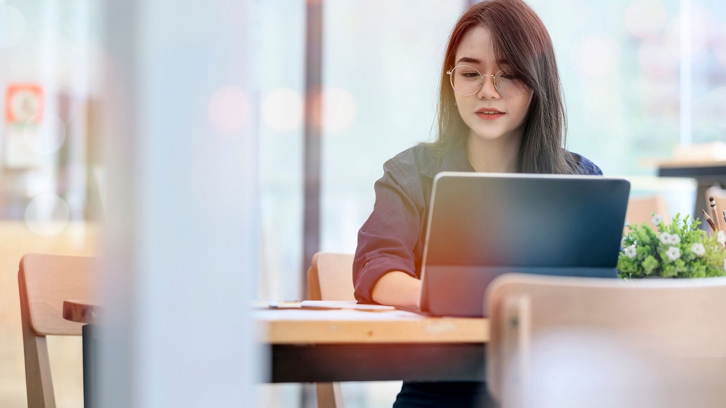 Student working on a laptop to submit an application via the career platform.